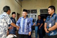 Wakil Bupati Serang Muhammad Najib Hamas saat melayat ke rumah duka PMI Siti Muijah di Kecamatan Lebak Wangi