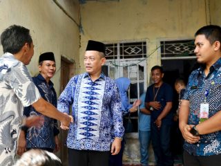 Wakil Bupati Serang Muhammad Najib Hamas saat melayat ke rumah duka PMI Siti Muijah di Kecamatan Lebak Wangi