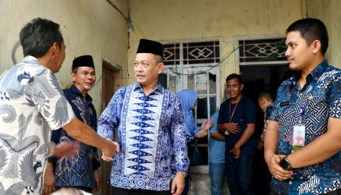 Wakil Bupati Serang Muhammad Najib Hamas saat melayat ke rumah duka PMI Siti Muijah di Kecamatan Lebak Wangi