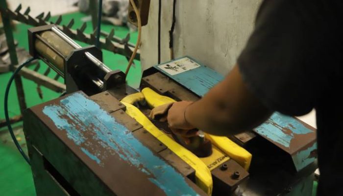 Agus Eliawan menunjukkan proses produksi sepatu di bengkel rumahan miliknya di kawasan Karawaci, Kota Tangerang, yang kini mampu memproduksi ribuan pasang sepatu setiap bulan.