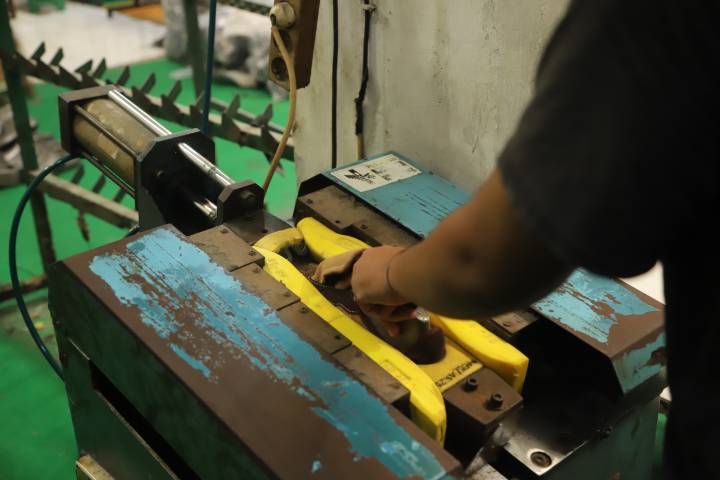 Agus Eliawan menunjukkan proses produksi sepatu di bengkel rumahan miliknya di kawasan Karawaci, Kota Tangerang, yang kini mampu memproduksi ribuan pasang sepatu setiap bulan.