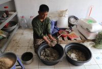 Aktivitas pengolahan sampah organik menggunakan maggot Black Soldier Fly di Unit Pengolahan Sampah Pasar Anyar, Kota Tangerang