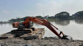 Alat berat dikerahkan dalam proses pengerukan lumpur dan normalisasi Situ Bulakan di Kecamatan Periuk, Kota Tangerang, guna meningkatkan kapasitas tampung air.