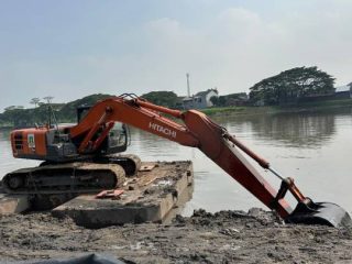 Alat berat dikerahkan dalam proses pengerukan lumpur dan normalisasi Situ Bulakan di Kecamatan Periuk, Kota Tangerang, guna meningkatkan kapasitas tampung air.