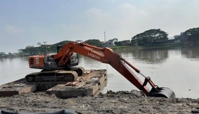 Alat berat dikerahkan dalam proses pengerukan lumpur dan normalisasi Situ Bulakan di Kecamatan Periuk, Kota Tangerang, guna meningkatkan kapasitas tampung air.