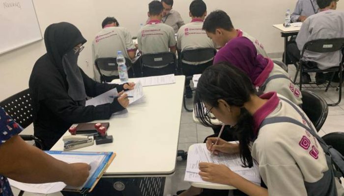BLK Kota Tangerang membuka Program OJT 2026 bagi lulusan SMA sederajat. Peserta berkesempatan mendapat sertifikat BNSP, uang transportasi, hingga peluang kerja di perusahaan industri ternama.