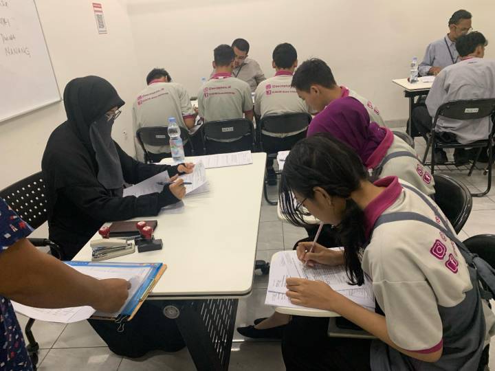 BLK Kota Tangerang membuka Program OJT 2026 bagi lulusan SMA sederajat. Peserta berkesempatan mendapat sertifikat BNSP, uang transportasi, hingga peluang kerja di perusahaan industri ternama.