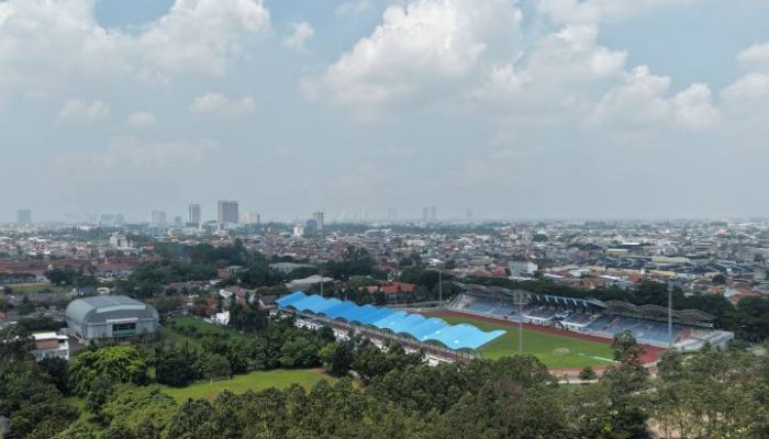 Cuaca Kota Tangerang diprediksi berubah drastis selama sepekan ke depan. BPBD meminta warga waspada hujan ringan, jalan licin, hingga udara kabur yang berpotensi mengganggu kesehatan dan keselamatan berkendara.