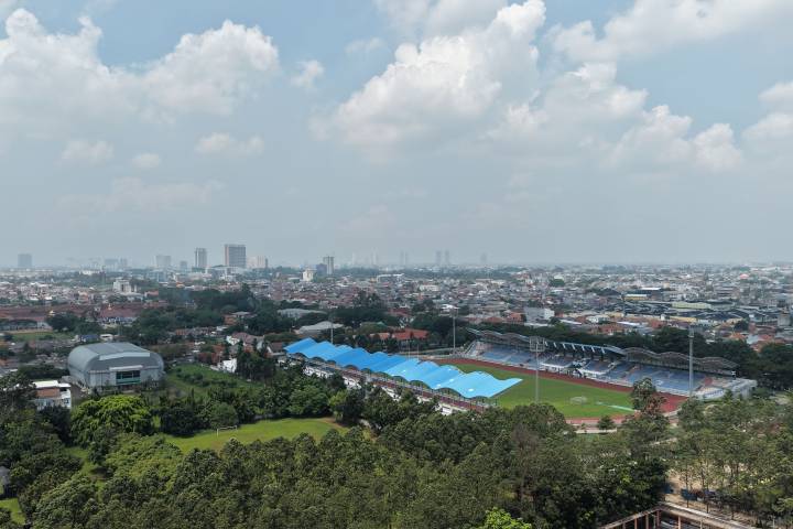 Cuaca Kota Tangerang diprediksi berubah drastis selama sepekan ke depan. BPBD meminta warga waspada hujan ringan, jalan licin, hingga udara kabur yang berpotensi mengganggu kesehatan dan keselamatan berkendara.