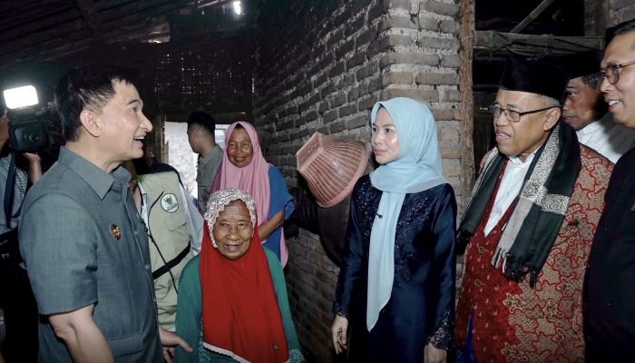 Bupati Serang Ratu Rachmatuzakiyah bersama jajaran Dinas Kesehatan meninjau pelayanan kesehatan masyarakat di salah satu puskesmas di Kabupaten Serang.