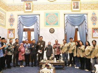 Bupati Serang Ratu Rachmatuzakiyah menerima mahasiswa UGM peserta KKN-PPM yang akan mengembangkan potensi wisata dan pemberdayaan masyarakat di Kecamatan Mancak, Kabupaten Serang.