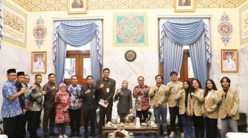 Bupati Serang Ratu Rachmatuzakiyah menerima mahasiswa UGM peserta KKN-PPM yang akan mengembangkan potensi wisata dan pemberdayaan masyarakat di Kecamatan Mancak, Kabupaten Serang.