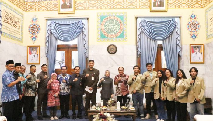Bupati Serang Ratu Rachmatuzakiyah menerima mahasiswa UGM peserta KKN-PPM yang akan mengembangkan potensi wisata dan pemberdayaan masyarakat di Kecamatan Mancak, Kabupaten Serang.