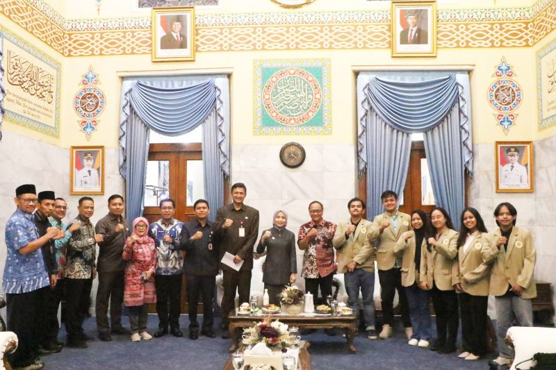 Bupati Serang Ratu Rachmatuzakiyah menerima mahasiswa UGM peserta KKN-PPM yang akan mengembangkan potensi wisata dan pemberdayaan masyarakat di Kecamatan Mancak, Kabupaten Serang.