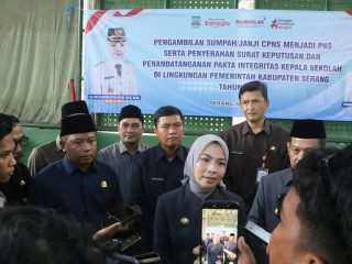 Bupati Serang Ratu Rachmatuzakiyah menyerahkan SK kepada ratusan kepala sekolah SD dan SMP dalam acara pengambilan sumpah PNS di Setda Kabupaten Serang.