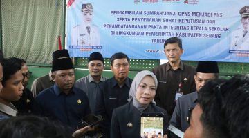 Bupati Serang Ratu Rachmatuzakiyah menyerahkan SK kepada ratusan kepala sekolah SD dan SMP dalam acara pengambilan sumpah PNS di Setda Kabupaten Serang.