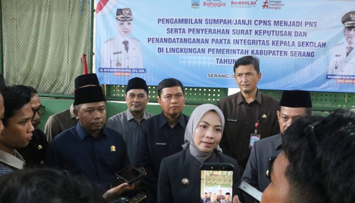 Bupati Serang Ratu Rachmatuzakiyah menyerahkan SK kepada ratusan kepala sekolah SD dan SMP dalam acara pengambilan sumpah PNS di Setda Kabupaten Serang.