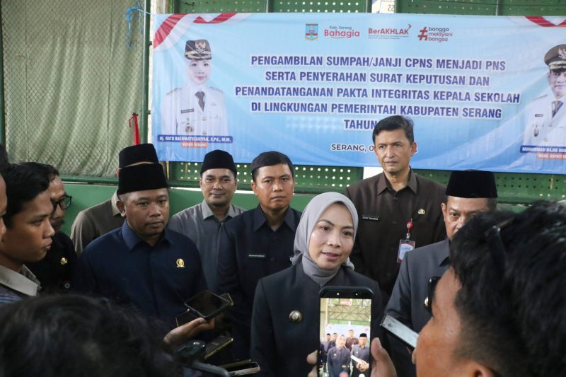 Bupati Serang Ratu Rachmatuzakiyah menyerahkan SK kepada ratusan kepala sekolah SD dan SMP dalam acara pengambilan sumpah PNS di Setda Kabupaten Serang.
