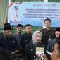 Bupati Serang Ratu Rachmatuzakiyah menyerahkan SK kepada ratusan kepala sekolah SD dan SMP dalam acara pengambilan sumpah PNS di Setda Kabupaten Serang.