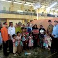 Bupati Serang Ratu Rachmatuzakiyah menyerahkan bantuan kemanusiaan kepada warga terdampak banjir dan longsor di Kabupaten Aceh Tamiang, Aceh, Jumat, 8 Mei 2026.