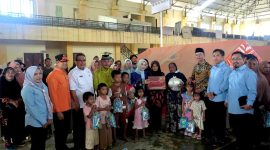 Bupati Serang Ratu Rachmatuzakiyah menyerahkan bantuan kemanusiaan kepada warga terdampak banjir dan longsor di Kabupaten Aceh Tamiang, Aceh, Jumat, 8 Mei 2026.