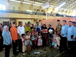 Bupati Serang Ratu Rachmatuzakiyah menyerahkan bantuan kemanusiaan kepada warga terdampak banjir dan longsor di Kabupaten Aceh Tamiang, Aceh, Jumat, 8 Mei 2026.