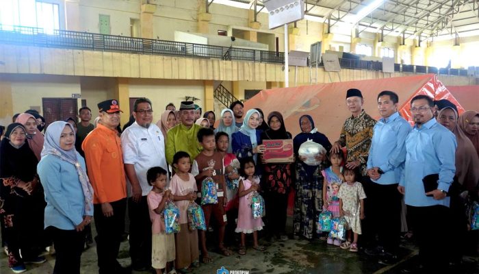 Bupati Serang Ratu Rachmatuzakiyah menyerahkan bantuan kemanusiaan kepada warga terdampak banjir dan longsor di Kabupaten Aceh Tamiang, Aceh, Jumat, 8 Mei 2026.