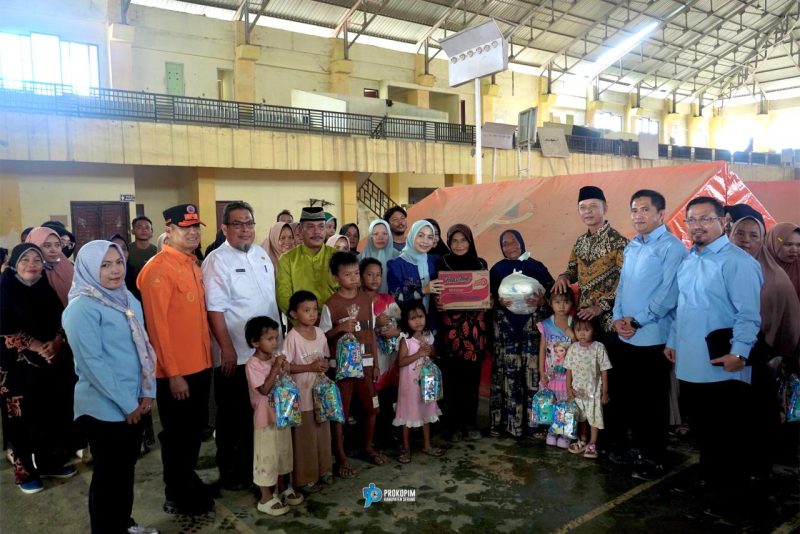 Bupati Serang Ratu Rachmatuzakiyah menyerahkan bantuan kemanusiaan kepada warga terdampak banjir dan longsor di Kabupaten Aceh Tamiang, Aceh, Jumat, 8 Mei 2026.