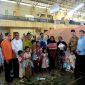 Bupati Serang Ratu Rachmatuzakiyah menyerahkan bantuan kemanusiaan kepada warga terdampak banjir dan longsor di Kabupaten Aceh Tamiang, Aceh, Jumat, 8 Mei 2026.