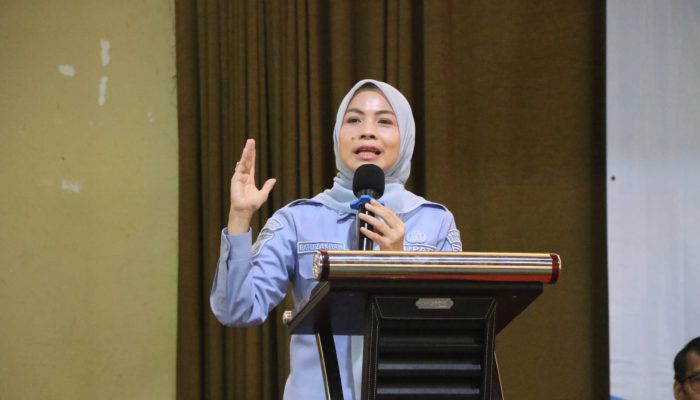 Bupati Serang Ratu Rachmatuzakiyah saat menghadiri kegiatan pemerintahan di Kabupaten Serang. Kebijakan tidak menggunakan fasilitas jabatan mendapat perhatian publik.