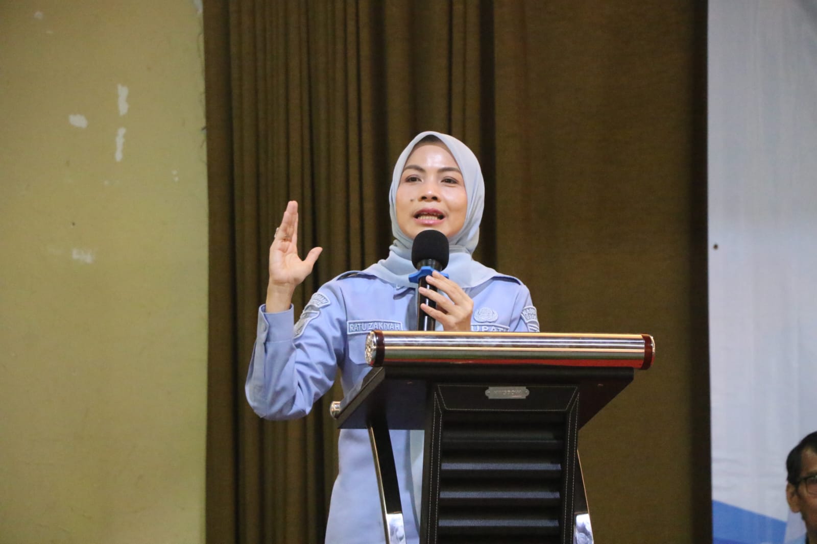 Bupati Serang Ratu Rachmatuzakiyah saat menghadiri kegiatan pemerintahan di Kabupaten Serang. Kebijakan tidak menggunakan fasilitas jabatan mendapat perhatian publik.