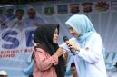 Bupati Serang, Ratu Rachmatuzakiyah, hadir langsung di tengah massa buruh
