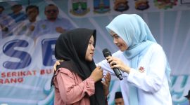 Bupati Serang, Ratu Rachmatuzakiyah, hadir langsung di tengah massa buruh