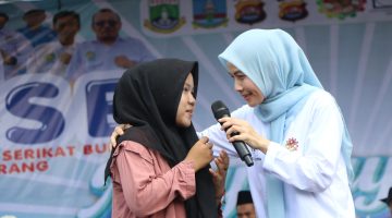 Bupati Serang, Ratu Rachmatuzakiyah, hadir langsung di tengah massa buruh