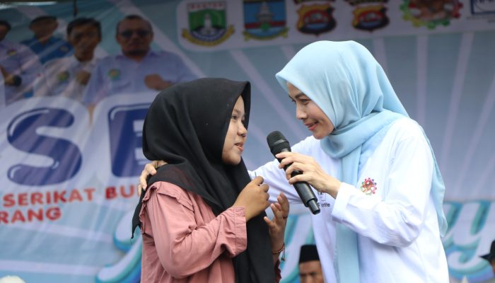 Bupati Serang, Ratu Rachmatuzakiyah, hadir langsung di tengah massa buruh