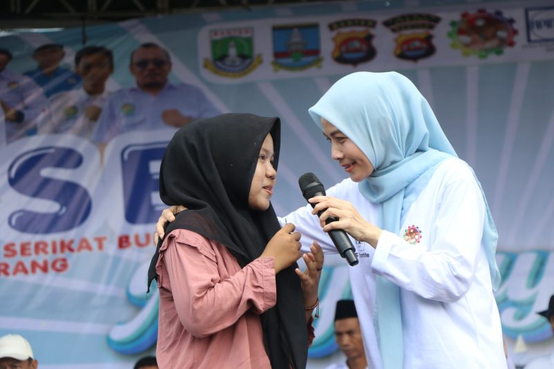 Bupati Serang, Ratu Rachmatuzakiyah, hadir langsung di tengah massa buruh