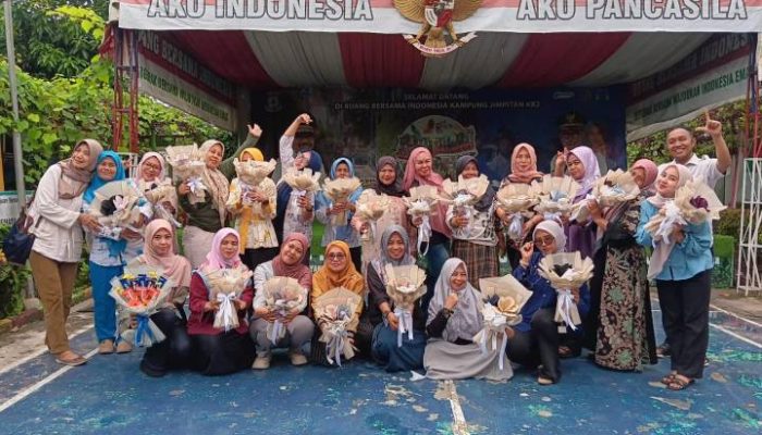 DPAD Kota Tangerang menggelar pelatihan hand bucket di Kampung Jimpitan KB2, Batuceper. Program perpustakaan inklusi sosial ini mendorong warga lebih kreatif dan membuka peluang usaha rumahan
