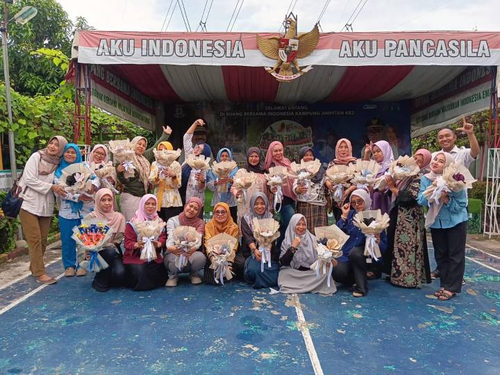 DPAD Kota Tangerang menggelar pelatihan hand bucket di Kampung Jimpitan KB2, Batuceper. Program perpustakaan inklusi sosial ini mendorong warga lebih kreatif dan membuka peluang usaha rumahan
