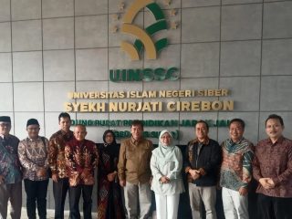 Dekan FUDA UIN Banten Dr Masykur bersama peserta Forum Dekan Fakultas Adab dan Humaniora se-Indonesia di UIN Siber Syekh Nurjati Cirebon, Rabu, 13 Mei 2026.