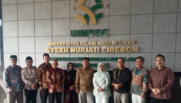 Dekan FUDA UIN Banten Dr Masykur bersama peserta Forum Dekan Fakultas Adab dan Humaniora se-Indonesia di UIN Siber Syekh Nurjati Cirebon, Rabu, 13 Mei 2026.