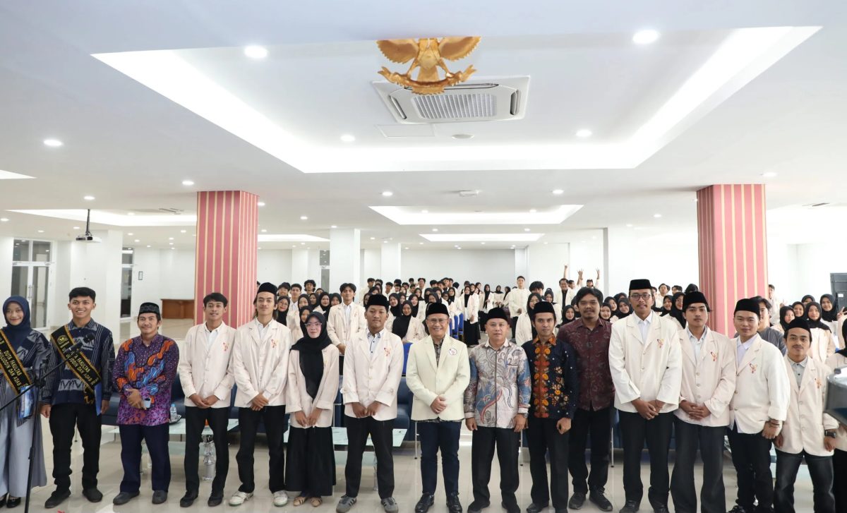 Dekan Fakultas Ushuluddin dan Adab UIN SMH Banten Dr. Masykur saat melantik jajaran pengurus organisasi mahasiswa periode 2026 di lingkungan FUDA UIN SMH Banten.
