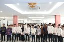 Dekan Fakultas Ushuluddin dan Adab UIN SMH Banten Dr. Masykur saat melantik jajaran pengurus organisasi mahasiswa periode 2026 di lingkungan FUDA UIN SMH Banten.