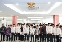 Dekan Fakultas Ushuluddin dan Adab UIN SMH Banten Dr. Masykur saat melantik jajaran pengurus organisasi mahasiswa periode 2026 di lingkungan FUDA UIN SMH Banten.