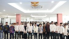 Dekan Fakultas Ushuluddin dan Adab UIN SMH Banten Dr. Masykur saat melantik jajaran pengurus organisasi mahasiswa periode 2026 di lingkungan FUDA UIN SMH Banten.
