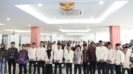 Dekan Fakultas Ushuluddin dan Adab UIN SMH Banten Dr. Masykur saat melantik jajaran pengurus organisasi mahasiswa periode 2026 di lingkungan FUDA UIN SMH Banten.