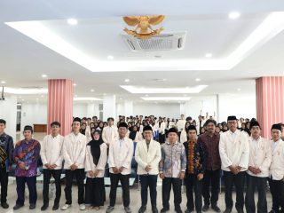 Dekan Fakultas Ushuluddin dan Adab UIN SMH Banten Dr. Masykur saat melantik jajaran pengurus organisasi mahasiswa periode 2026 di lingkungan FUDA UIN SMH Banten.