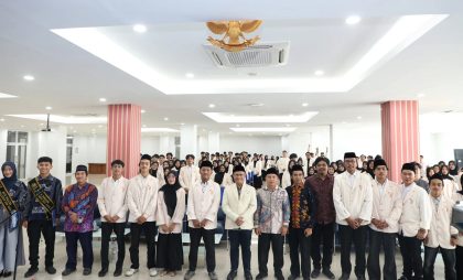 Dekan Fakultas Ushuluddin dan Adab UIN SMH Banten Dr. Masykur saat melantik jajaran pengurus organisasi mahasiswa periode 2026 di lingkungan FUDA UIN SMH Banten.