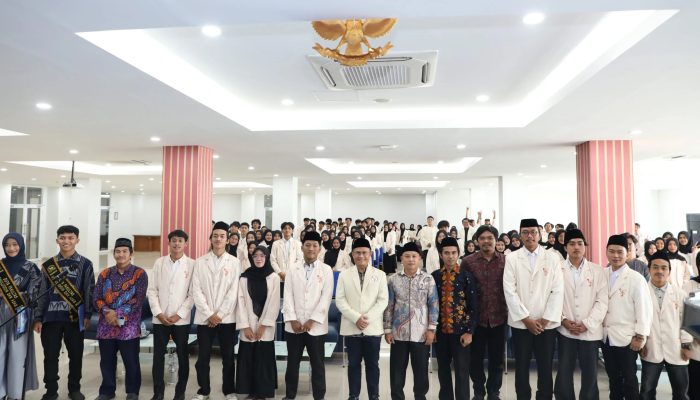 Dekan Fakultas Ushuluddin dan Adab UIN SMH Banten Dr. Masykur saat melantik jajaran pengurus organisasi mahasiswa periode 2026 di lingkungan FUDA UIN SMH Banten.
