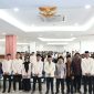 Dekan Fakultas Ushuluddin dan Adab UIN SMH Banten Dr. Masykur saat melantik jajaran pengurus organisasi mahasiswa periode 2026 di lingkungan FUDA UIN SMH Banten.