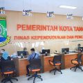 Petugas Disdukcapil Kota Tangerang melayani warga yang mengurus dokumen administrasi kependudukan. Pemkot Tangerang memastikan seluruh layanan adminduk gratis dan dapat diakses melalui aplikasi Sobat Dukcapil.